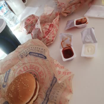 Sorumsuz Çalışan Kız Ve Sorumlu Görevlisi Saloon Burger