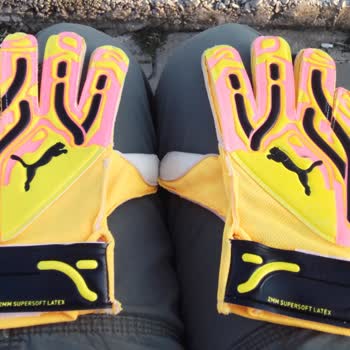 Puma Marka Çocuk Kaleci Eldiveni 6 Kullanmada Parçalanmaya Başladı.