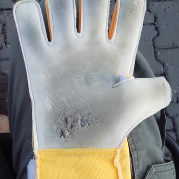 Puma Marka Çocuk Kaleci Eldiveni 6 Kullanmada Parçalanmaya Başladı.