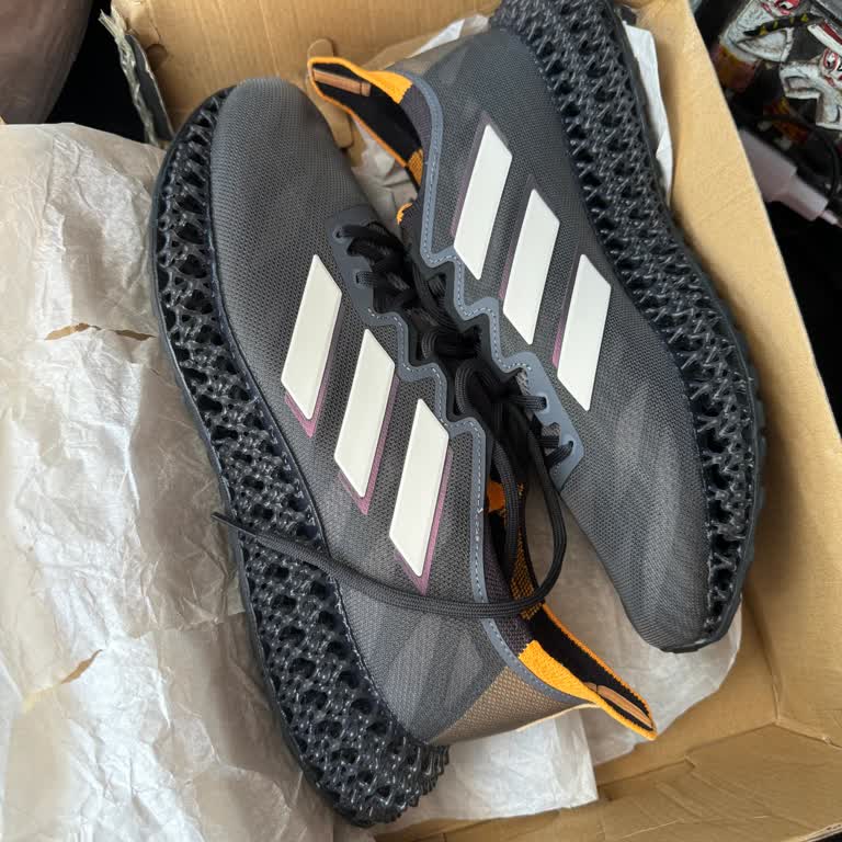 Adidas'ın Taban Hatalı Ayakkabıları