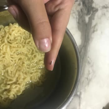 indomie Noodle Dan Böcek Çıktı