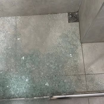 The Marine Hotel Duşakabin Camı Kırılması