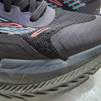 Skechers Tasarım Hatası Olan Ayakkabıyı Satmaya Devam Ediyor!