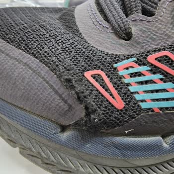 Skechers Tasarım Hatası Olan Ayakkabıyı Satmaya Devam Ediyor!