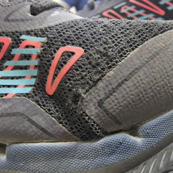 Skechers Tasarım Hatası Olan Ayakkabıyı Satmaya Devam Ediyor!