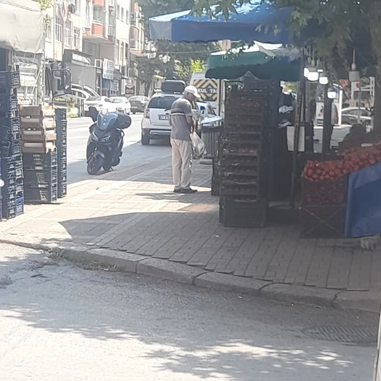 Egemtat Meyve Ve Sebze (Kocaeli) Kaldırımları Ve Kamyonların Yolları Kapatması!