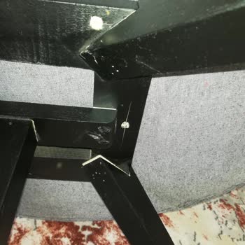 Vivense Koltuk İlk Oturmada Bacakları Ayrıldı.