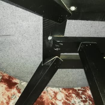 Vivense Koltuk İlk Oturmada Bacakları Ayrıldı.