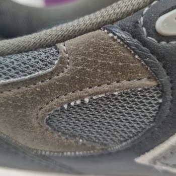 New Balance Kalitesiz İşçilik Yakışmıyor