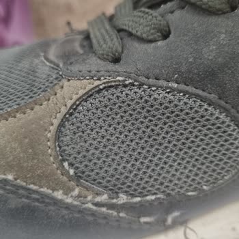 New Balance Kalitesiz İşçilik Yakışmıyor