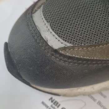 New Balance Kalitesiz İşçilik Yakışmıyor