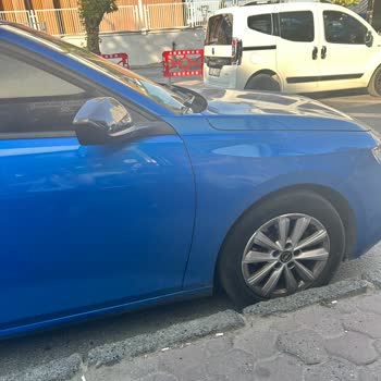 İBB - İstanbul Büyükşehir Belediyesi Otobüs Durağına Şahıs Araç Park Etmesi