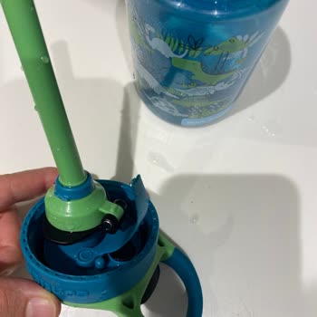 Contigo Pipetli Su Şişesi Akıtıyor