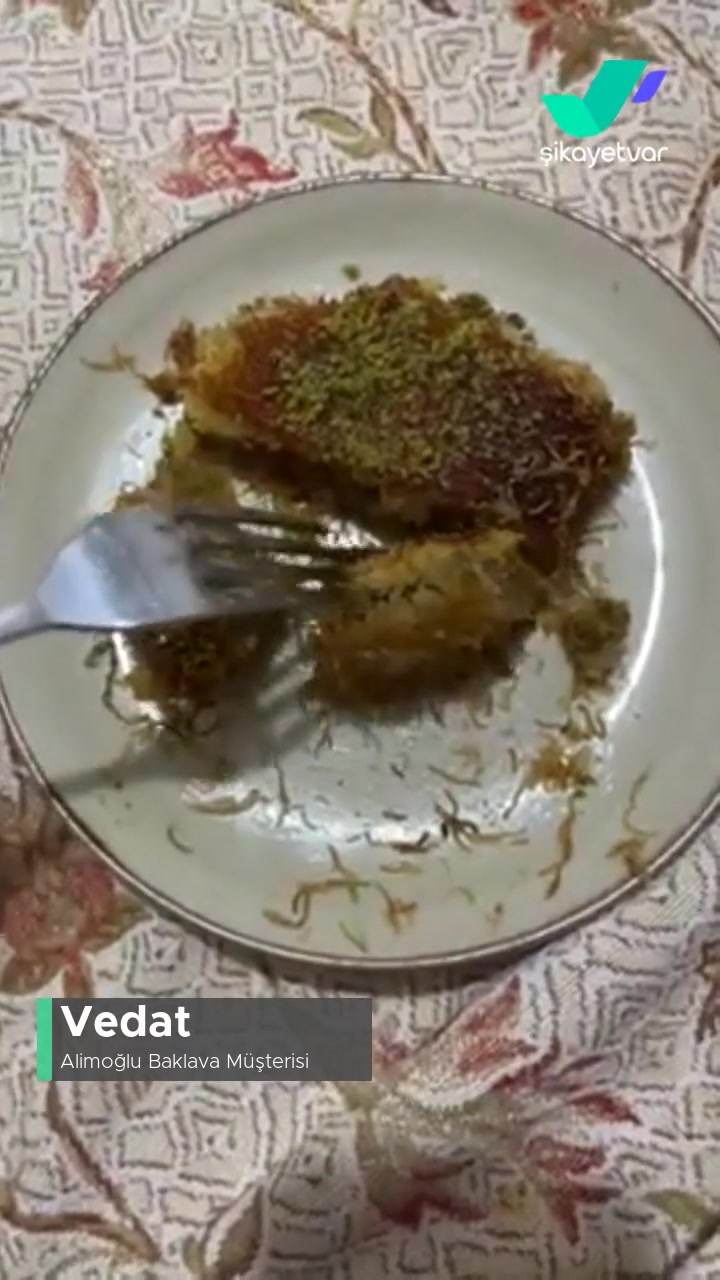 Alimoğlu Bayat Tatlı Satarak Para Kazanıyor! videonun kapak resmi