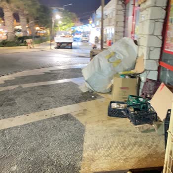 Çeşme Şok Market: Çevre Kirliliği Ve İlgisiz Çalışanlar