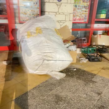 Çeşme Şok Market: Çevre Kirliliği Ve İlgisiz Çalışanlar