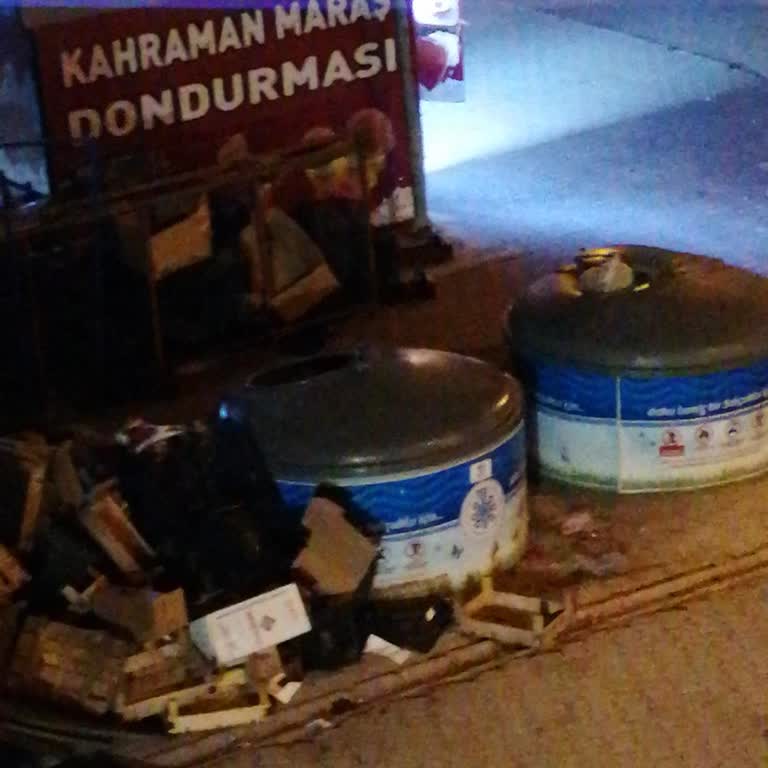 Selçuklu Belediyesi (Konya) Çöp Çok Kötü Kokuyor Acil Yardım Edin 30 Ve 31 Numaralı Çöp