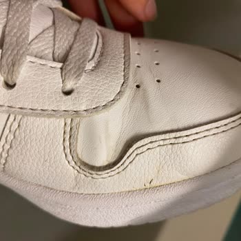 Adidas Spor Ayakkabılar Yırtıldı