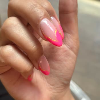 Eylül Öztürk Nail Spa Maltepe Şubesi Protez Tırnak Problemi!