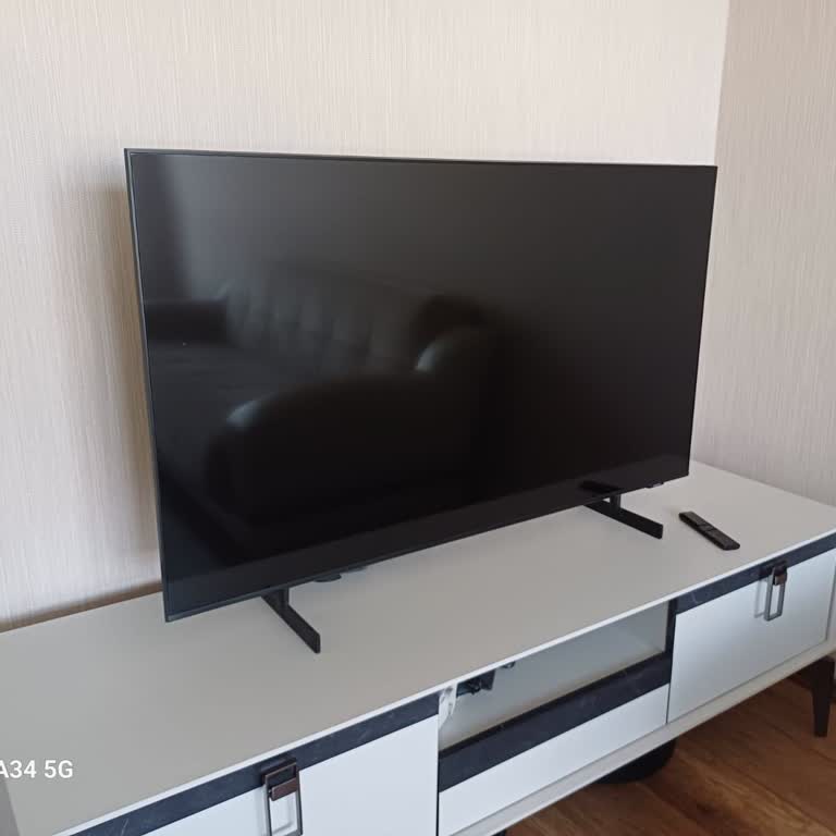 Samsung UE50AU8000 Model TV.
