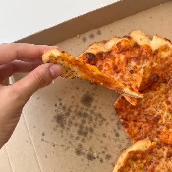 Pizza Hut İnce Hamur Diye Malzemeden Çalıyor
