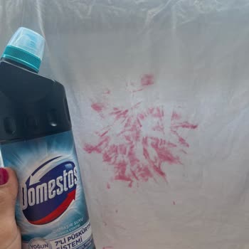 Domestos Beyaz Tshirt Pembe Yaptı