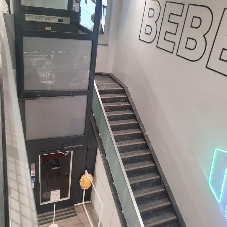 Civil Mağazasında Bebek Arabaları İçin Asansör Sorunu