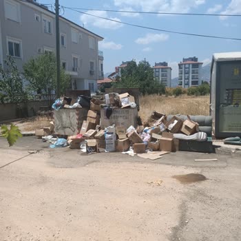 Döşemealtı Belediyesi Çöpleri Günlerdir Toplamıyor!