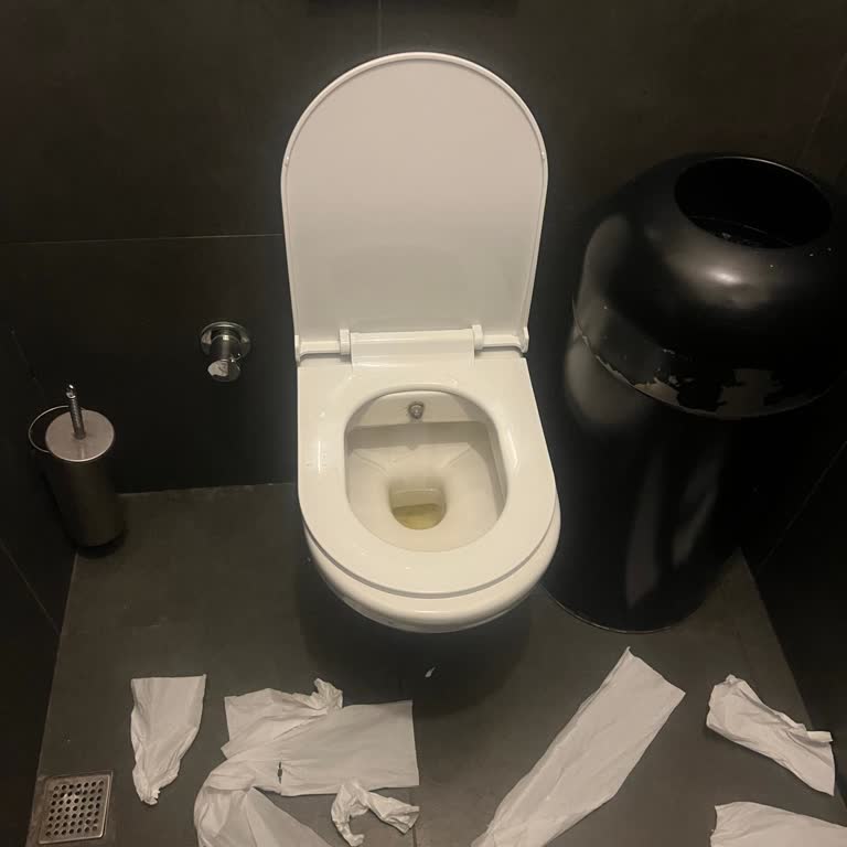 Starbucks Kaba Üsluplu Kasiyer Ve Bakımsız WC