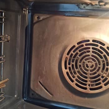 Arçelik Ankastre Buharlı Fırın İç Kısmında Paslanma