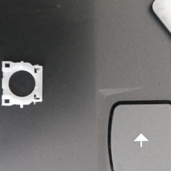 Lenovo Laptop Klavye Menteşesi Kırık