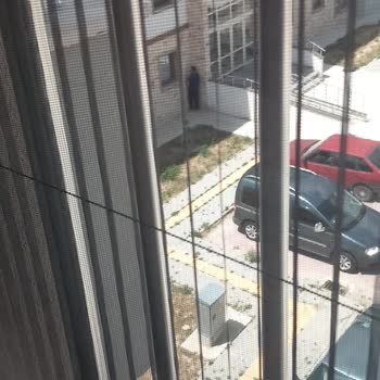 PTT Kargo Kargo Elemanı Apartman Girişlerine İşiyor