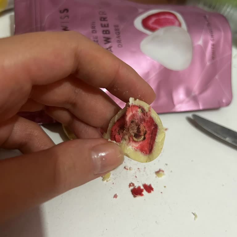 Patiswiss Çilekli Çikolata İçinden Çıkan Şey