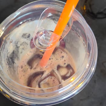 Mikel Coffee Mikel Kafe'de Ürünlere Yapılan Buz Ve Köpük Taktiği