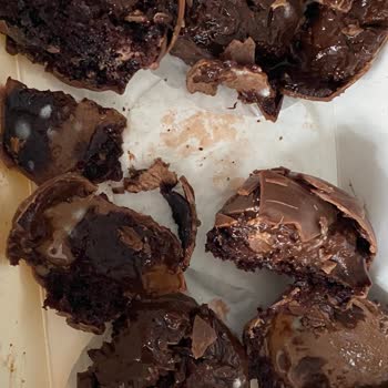 Yağcıoğlu Pastanesi Küflü Ekşimiş Şelale Petifür Pastası