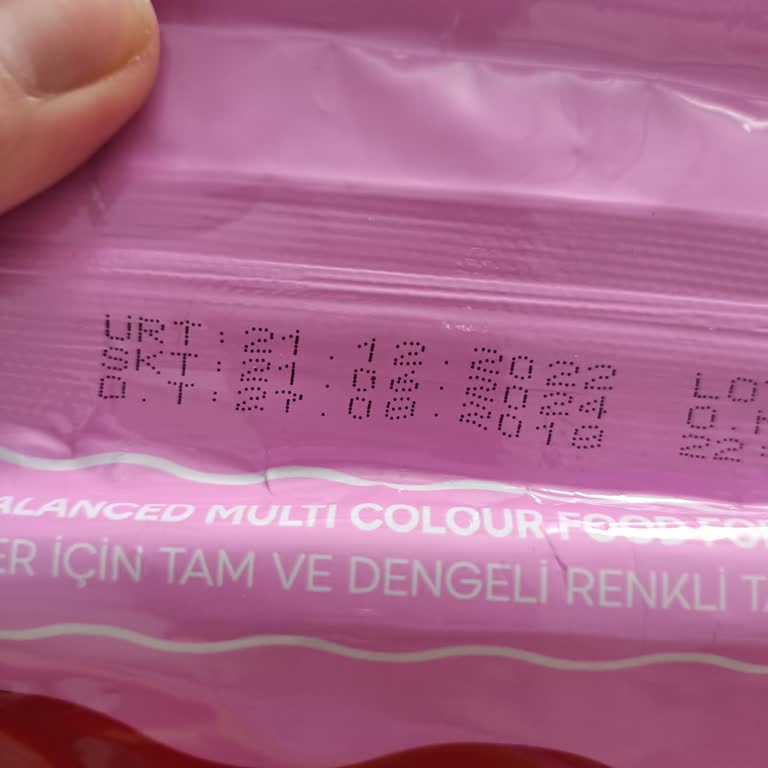 Küppet Satıcısı Tarihi Geçmiş Kedi Maması Yolluyor