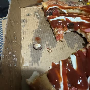 Domino's Pizza Siparişimden Zeytin Çekirdeği Çıktı