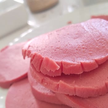 Lezita Lezzita Salamının Her Diliminde Beyaz Beyaz Tüy Var