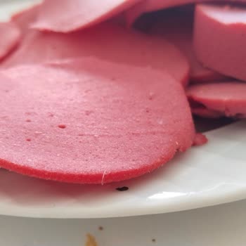 Lezita Lezzita Salamının Her Diliminde Beyaz Beyaz Tüy Var