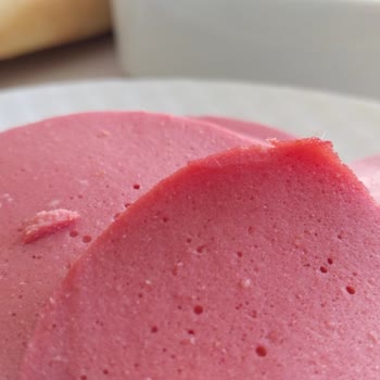 Lezita Lezzita Salamının Her Diliminde Beyaz Beyaz Tüy Var