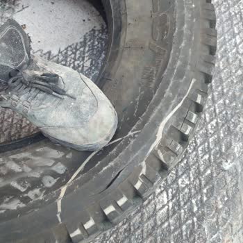 Sıfır 3 Aylık Kış Lastiği Lassa Çatlamalar Meydana Geldi