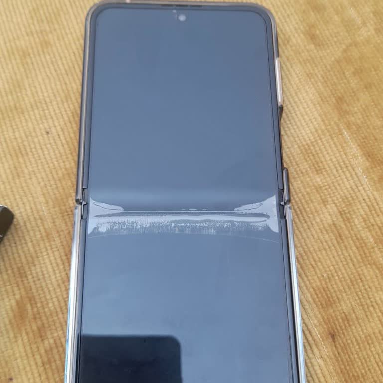 Samsung Telefon Samsung Z Flip 5 Hatalı Üretim Bir Cihaz