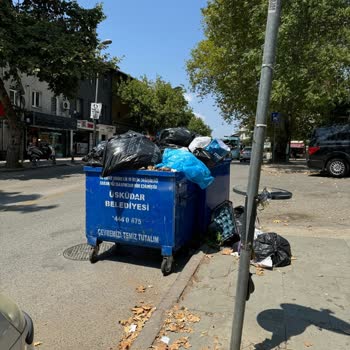 Üsküdar Belediyesine Sokak Temizliği Yaptıramıyoruz