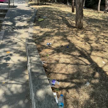 Üsküdar Belediyesine Sokak Temizliği Yaptıramıyoruz