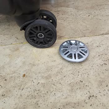 Fossil Valiz Tekerlek Kırılması