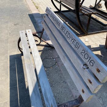 Bandırma Belediyesi Dutliman Mahallesinde Bulunan Banklar İşlevini Yitirmiş Ve Yetersiz.