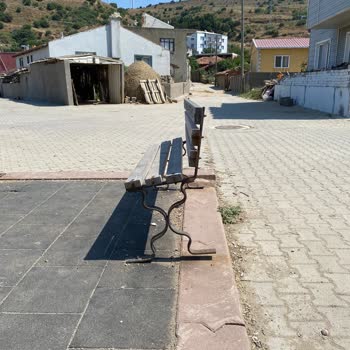 Bandırma Belediyesi Dutliman Mahallesinde Bulunan Banklar İşlevini Yitirmiş Ve Yetersiz.