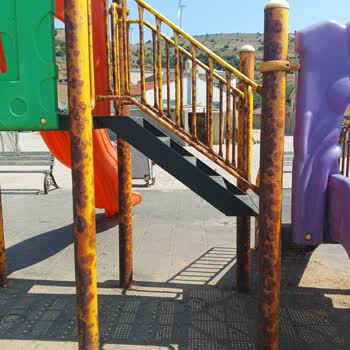 Balıkesir Büyükşehir Belediyesi Dutliman Mahallesinde Bulunan Park Çok İhmalsiz Ve Bakımsız Durumda.