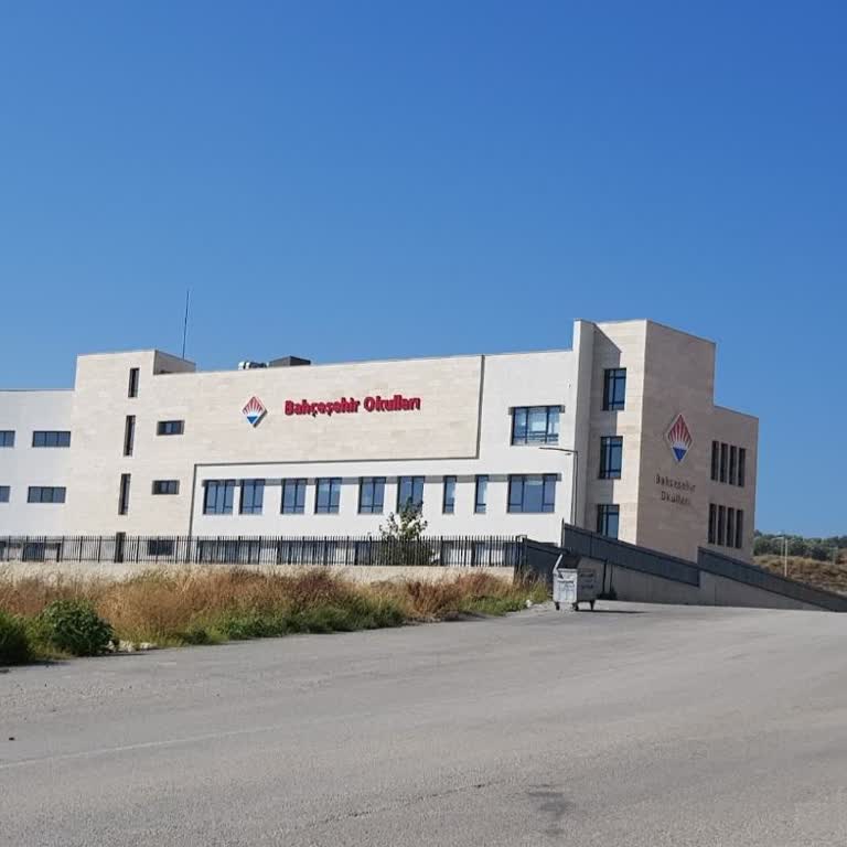 Bahçeşehir Koleji Kitap Ve Kiyafet Masraflarını Acil Güncellesin!