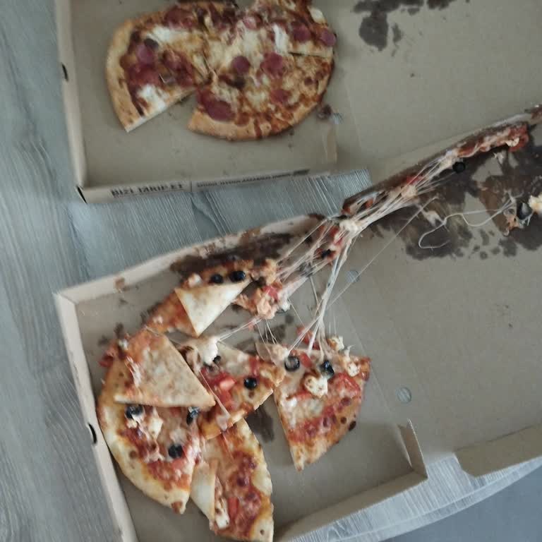 Yemek Sepeti Kurye Pizzayı Parçalamış